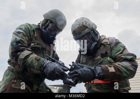 Us Air Force Senior Airman Adam Ries und Flieger 1. Klasse Daniel Paolucci, 18 Communications Squadron Client Systeme Techniker, Durchführung einer post-Angriff Aufklärung stand prüfen während der Übung Green Dragon Feb 9, 2017, bei Kadena Air Base, Japan. Übungen wie Green Dragon maintain Kadena Abwehrbereitschaft in einem chemischen, biologischen, radiologischen und nuklearen Umgebung. (U.S. Air Force Foto von älteren Flieger Lynette M. Rolen/Freigegeben) Flieger verhalten CBRN-Ausbildung in Okinawa von # FIRMA PACOM Stockfoto