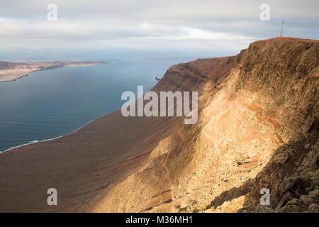 Mirador del Río, Batería del Río, Lanzarote/Spanien: Blick auf die Felsen von der Plattform des Mirador del Río in Richtung der Insel La Graciosa Stockfoto