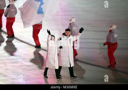 Chung Gummi Wang und Yunjong gewonnen aus Nordkorea und Südkorea die Athleten während der Eröffnungsfeier der Olympischen Spiele 2018 PyeongChang am Olympiastadion PyeongChang in Südkorea. Stockfoto