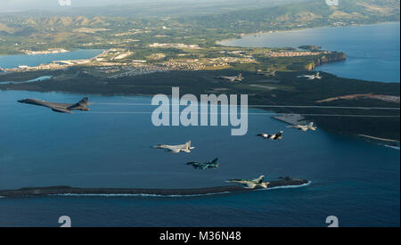 Flugzeuge aus den Vereinigten Staaten, japanischen und australischen Luftstreitkräfte fliegen in Formation während der Übung bewältigen Nord 2017 vor der Küste von Guam, Feb 21, 2017. Die Übung umfasst insgesamt 22 fliegende Einheiten und mehr als 2.700 Mitarbeiter aus drei Ländern und setzt das Wachstum der Starken, interoperable Beziehungen innerhalb der Indo-Asia Pazifik durch die Integration von Luft- und landseitigen Befehl und Kontrolle des Bestands. (U.S. Air Force Foto: Staff Sgt. Aaron Richardson) Indo-Asia-pazifischen Verbündeten nehmen Flügel zu bewältigen Norden durch # FIRMA PACOM Stockfoto