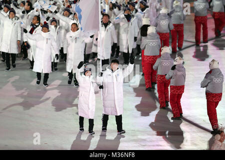 Chung Gummi Wang und Yunjong gewonnen aus Nordkorea und Südkorea die Athleten während der Eröffnungsfeier der Olympischen Spiele 2018 PyeongChang am Olympiastadion PyeongChang in Südkorea. Stockfoto