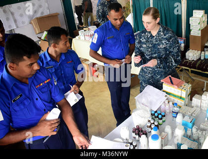 170310-N-QV 906-018 HAMBANTOTA, Sri Lanka (10. März 2017) Hospital Corpsman 2. Klasse Shannen Cobb arbeitet Hand in Hand mit anderen srilankischen Kollegen in einer Schicht Apotheke während einer medizinischen Austausch teilnehmenden Während der Pacific Partnership 2017 Sri Lanka März 10. Pacific Partnership ist die größte jährliche multilaterale humanitäre Hilfe und Katastrophenhilfe Abwehrbereitschaft mission in der Indo-Asia durchgeführt - Pazifik und zielt darauf ab, regionale Koordination in Bereichen wie medizinische Bereitschaft und Vorsorge für synthetische und natürliche Katastrophen zu verbessern. (U.S. Marine Foto von Massenkommunikation Speci Stockfoto