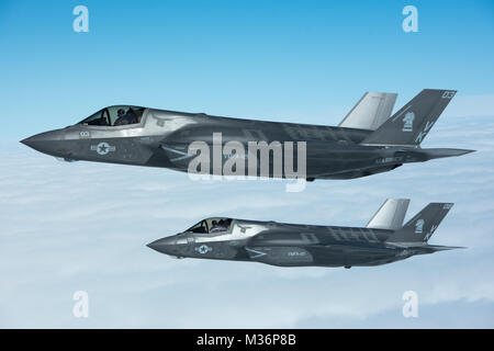 Us Marine Corps F-35B Blitz IIs von Marine Fighter Attack Squadron 121 fliegen in Formation neben einem US Air Force KC-135 Stratotanker aus der 909 . Air Refuelling Squadron März 14, 2017, in pazifischen Gewässern. Die F-35B ist eine fünfte - Generation Kämpfer, die ersten operativen Supersonic kurze der Welt Start und vertikale Landung von Flugzeugen. (U.S. Air Force Foto von älteren Flieger John linzmeier) Welt u2019 s Erste Supersonic STOVL-Fighter ist Forward-Deployed und Bereit für Operationen von # FIRMA PACOM Stockfoto