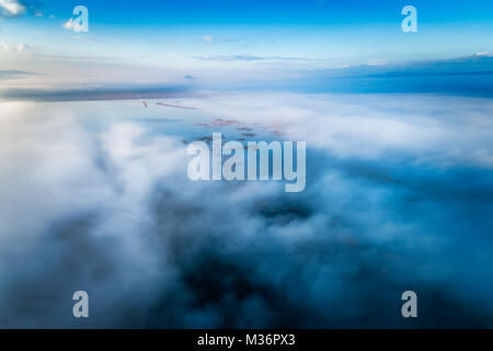 Luftaufnahme. Fliegen über den Wolken. Antenne Kamera geschossen. Landschaft Panorama. Stockfoto