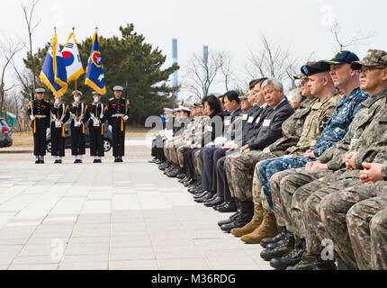 170326-N-HI 376-018 PYEONGTAEK, Korea (Mar. 26, 2017) Kapitän Jeff Bennett, Commander, Destroyer Squadron (DESRON) 15 und US-Armee Brig. Gen. David Francis, zweite Infanterie Division, ROK-US kombinierte Abteilung Stellvertretender Kommandierender General, an einem Denkmal für Segler während der Untergang der ROKS Cheonan verloren auf März 26,2010. Bennett ist derzeit auf dem Vorwärts - Einsatz der Arleigh-Burke-Klasse Lenkwaffen-zerstörer USS McCampbell (DDG85) zur Unterstützung der Fohlen Eagle 2017 begonnen, eine Reihe von jährlichen Veranstaltungen, die Verteidigung und die Bereitschaft der Republik Ko zu verteidigen zu erhöhen. Stockfoto