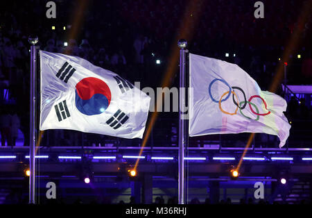 Eine allgemeine Ansicht der Südkorea und Olympischen Flaggen während der Eröffnungsfeier der Olympischen Spiele 2018 PyeongChang am Olympiastadion PyeongChang in Südkorea. Stockfoto