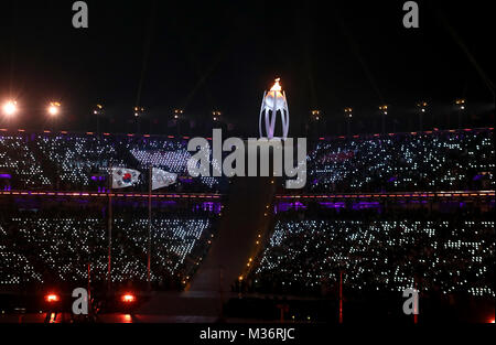 Die olympische Fackel leuchtet während der Eröffnungsfeier der Olympischen Spiele 2018 PyeongChang am Olympiastadion PyeongChang in Südkorea. Stockfoto