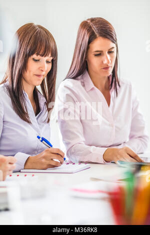 Junge Unternehmerinnen im Tagungsraum Stockfoto