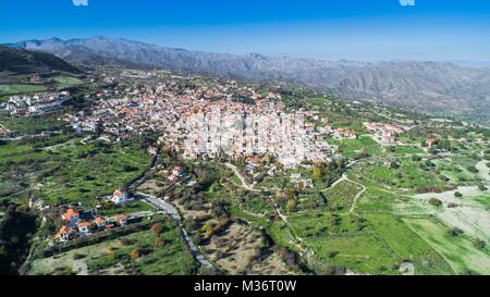 Antenne Blick aus der Vogelperspektive Wahrzeichen Reiseziel tal Pano Lefkara Dorf, Larnaca, Zypern. Keramische Fliesen- Haus Dächer, griechisch-orthodoxen Ch Stockfoto