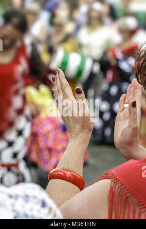 Spanische Frau in Flamenco, Tanzen und in die Hände klatschend in Sevilla. Close Up. Selektive konzentrieren. Stockfoto