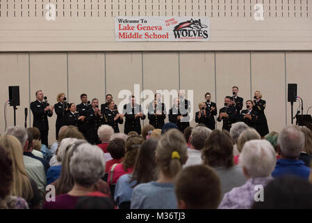 Genfer See, Wis (25. April 2017) Die Sea Chanters Chorus für ein volles Haus bei einer Aufführung singt am Genfer See der mittleren Schule. Die Sea Chanters sind auf einer 21-tägigen Tour durch den Mittleren Westen der USA anschliessen Gemeinschaften über die Vereinigten Staaten in ihre Marine. (U.S. Marine Foto durch Musiker 1. Klasse Sarah Blecker/Freigegeben) Sea Chanters besuchen Sie den Genfer See, die von der United States Navy Band Stockfoto