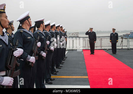 151117-N-UF 697-194 SHANGHAI (Nov. 17, 2015) Adm. Scott H. Swift, Kommandant der US-Pazifikflotte, inspiziert Matrosen der Volksbefreiungsarmee Marine Jiangkai II Class geführte-missile frigate Xuzhou (FFG 530) während einer Pass und Überprüfung vor der Reise das Schiff während eines geplanten Hafen besuch der Vorwärts - Einsatz der Arleigh-Burke-Klasse Lenkwaffen-zerstörer USS Stethem (DDG63). Stethem ist in Shanghai zu Beziehungen mit der PLA Navy bauen und das Engagement der US-Navy zu den Indo-Asia - Pazifik demonstrieren. (U.S. Marine Foto von Mass Communication Specialist 2. Klasse Kevin V. Cunningham/Freigegeben Stockfoto