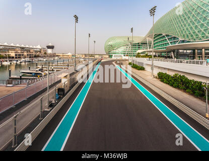 ABU DHABI, VAE - 13. Mai 2014: Der Yas Marina Formel 1-Grand Prix-Rennstrecke. Inmitten einer Marina, mit innovativem Design. Die Schaltung ist so konzipiert, dass b Stockfoto