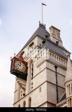 Die Royal Courts of Justice (Justizpalast) Victorian Gothic außen mit Uhr, Stadt von Westminster, zentralen Bereich von Greater London, Großbritannien Stockfoto