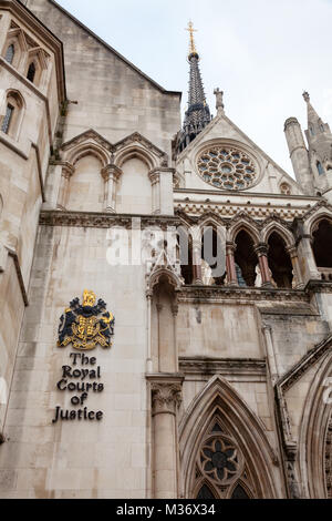 Die Royal Courts of Justice (Justizpalast) Viktorianischen gotische Fassade mit Schild und Wappen, Westminster, zentraler Lage in Greater London Stockfoto