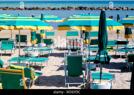 Blick auf das Meer vor Sonnenschirme und Liegestühle in einem badehaus an der Adria Küste Stockfoto