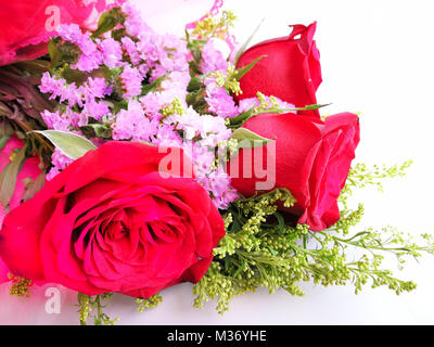 Rote Rosen strauss auf Holz- Hintergrund. Konzept der Valentinstag, Geburtstag, Muttertag, Liebe, Fürsorge und Jubiläen. Stockfoto