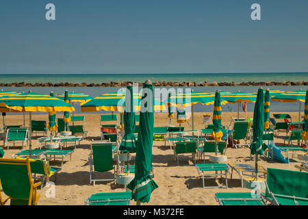 Blick auf das Meer vor Sonnenschirme und Liegestühle in einem badehaus an der Adria Küste Stockfoto
