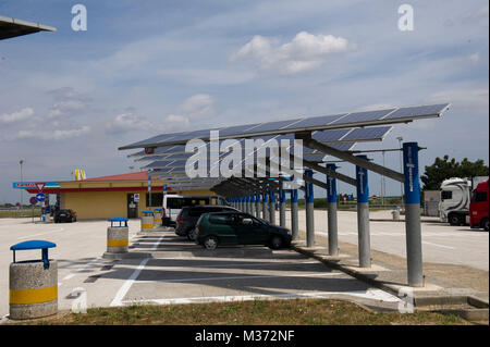 Installierten Sonnenkollektoren auf den Gebieten der Parkplatz des italienischen Autobahnen Stockfoto