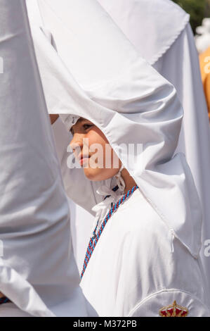 Büßer Kind der Bruderschaft des "La Paz", mit dem erhabenen Maske. Stockfoto