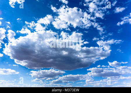 Horizontale Sicht auf blauen Himmel und weißen Wolken cumulus Hintergrund mit viel Platz kopieren Stockfoto