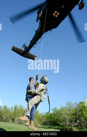 Ein Louisiana Army National Guard Hubschrauber vom 812 medizinische Gesellschaft, 2/244 th Aviation Battalion führt eine hoist Rescue Übung während des Louisiana Disaster Response Übung, 1. April 2016. Die Fähigkeit der Louisiana National Guard schnell auf Notfälle reagieren zu können Leben retten und den Schutz des Eigentums. Durch die Durchführung von Luft, Wasser und Boden von Such- und Rettungsaktionen simulieren, der lang ist es, sicherzustellen, dass ihre Soldaten und Piloten bereit sind, sich zu bewegen und führen im Katastrophenfall. Dieses Disaster Response Übung ermöglicht es uns, unsere Zusammenarbeit weiter zu verfeinern Stockfoto