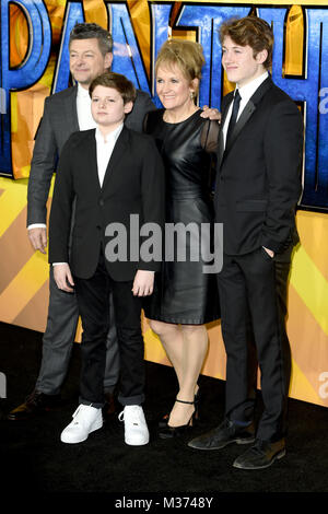 Foto muss Gutgeschrieben © Alpha Presse 079965 08.02.2018, Andy Serkis und Frau Lorraine Ashbourne mit Kindern Sonny und Louis Jameson bei der Schwarze Panther europäische Premiere gehalten an der Eventim Apollo in Hammersmith, London Stockfoto