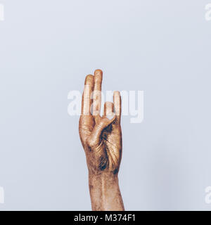 Golden weibliche Hand Übersicht yoga Gesten auf einem weißen Hintergrund closeup Stockfoto