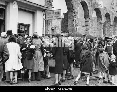 Die Leute bleiben auf der Linie vor einem Geschäft am 23. Juni 1948 verkauft Creme für "altes Geld". Die neue Deutsche Mark in einer Ausgabestelle in Frankfurt am Main. Die Währungsreform im Westen Deutschlands in Kraft getreten am 21. Juni 1948. | Verwendung weltweit Stockfoto