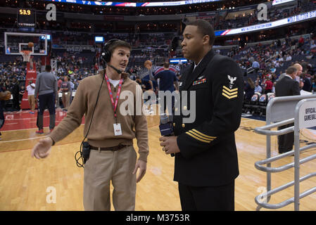 170404-N-HG 258-010 WASHINGTON, D.C. (4. April 2017) Musiker 1. Klasse Cory Parker, Sänger der US Navy Band, erhält Anweisungen von einem Washington Wizards Offizielle vor der Durchführung der Nationalhymne in einem Washington Wizards NBA Spiel im Verizon Center in Washington, D.C. (USA gehalten Marine Foto von Senior Chief Musiker Stephen Hassay/Freigegeben) Nationalhymne bei Wizards NBA Spiel von United States Navy Band Stockfoto