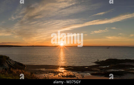 Wunderschöne Meer Sonnenaufgang mit Kelp Betten und Sandstrand im Vordergrund auf der Bucht von Fundy in New Brunswick in Cannada Stockfoto