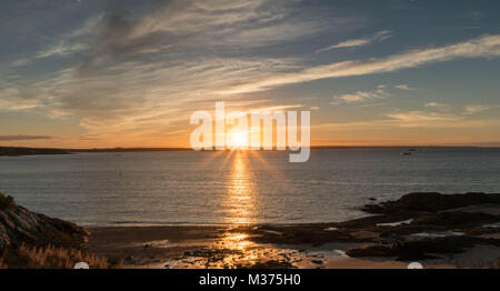 Wunderschöne Meer Sonnenaufgang mit Kelp Betten und Sandstrand im Vordergrund auf der Bucht von Fundy in New Brunswick in Cannada Stockfoto