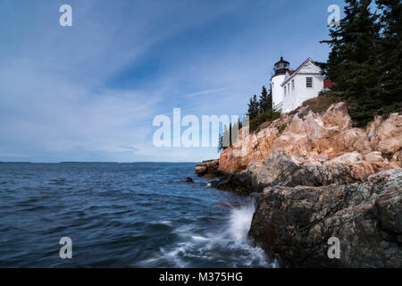 Bass Harbor Head Lighthouse auf ein wunderschöner Herbst Tag mit einem Wild Ocean Hintergrund Stockfoto