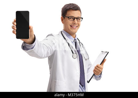 Arzt, ein Telefon und ein Lächeln auf den Lippen auf weißem Hintergrund Stockfoto