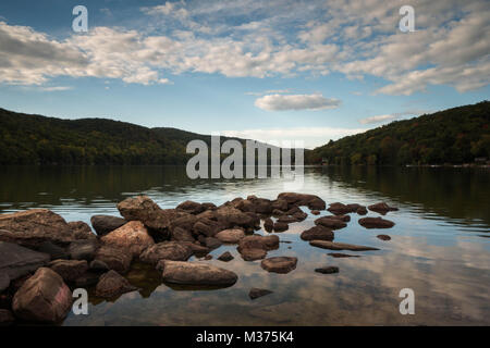 Wunderschöne Mew England Mountain Lake mit Reflexionen und Felsen im Vordergrund Stockfoto