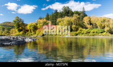 Wunderschöne Flusslandschaft in Neuengland in den späten Herbst Stockfoto