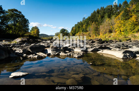 Wunderschöne Flusslandschaft in Neuengland in den späten Herbst Stockfoto