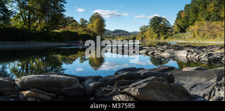 Wunderschöne Flusslandschaft in Neuengland in den späten Herbst Stockfoto