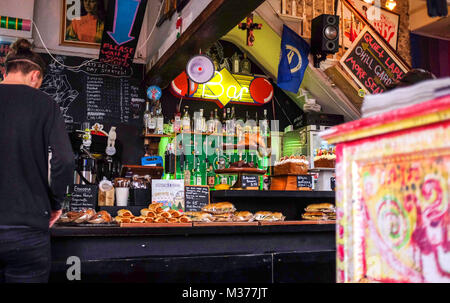 Im berühmten Schrulligen Marwood Coffee Shop in den Gassen Stadtteil von Brighton UK Foto aufgenommen von Simon Dack Stockfoto