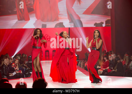 New York, Vereinigte Staaten. 08 Feb, 2018. En Vogue führt auf Start- und Landebahn für rotes Kleid 2018 Collection Fashion Show im Hammerstein Ballroom Credit: Lev Radin/Pacific Press/Alamy leben Nachrichten Stockfoto