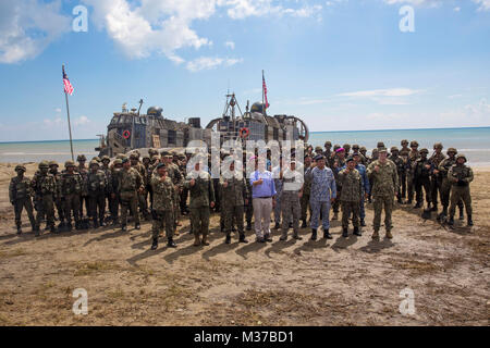 Provinz Sabah, Malaysia (Nov. 13, 2016) Senior Leadership aus der malaysischen Armee, US-Militär und US-Botschaft Kuala Lumpur stand mit Malaysia - US-Truppen zu einem "Daumen hoch" nach der letzten Übung Übung Tiger Streik 16, Nov. 13, 2016. FINEX bestand aus einem bilateralen Amphibisches. Die Malaysia - US-Streitkräfte von der USS Makin Island (LHD8) in MV-22 Fischadler zu einer objektiven Bereich, wo Sie gemeinsam ein Feind gehaltenen Stellung zu sichern. Tiger Streik ist eine Gelegenheit für Malaysia und die Streitkräfte der Vereinigten Staaten militärisch zu stärken-zu-militärischen Partne Stockfoto