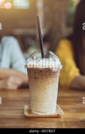 Gekühlte Milch Kaffee auf Holz Tisch chill Drink im Sommer Saison Stockfoto