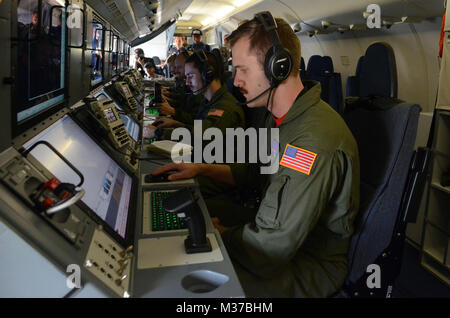 161117-N-WJ 640-011 BRUNEI (Nov. 17, 2016) Matrosen zu Patrol Squadron 10 (VP-10) Rot Lancers angebracht, Proben in einem Training Mission während der Zusammenarbeit flott Bereitschaft und Weiterbildung (Karat) Brunei 2016, Nov. 17. CARAT ist eine Reihe von jährlichen maritime Übungen zwischen der US Navy, US Marine Corps und der bewaffneten Kräfte der neun Partner Nationen Bangladesch, Brunei, Kambodscha, Indonesien, Malaysia, den Philippinen, Singapur, Thailand, und Timor-Leste. (U.S. Marine Foto von Petty Officer 3. Klasse Madailein Abbott) Patrol Squadron 10 nahmen an CARAT Brunei 2016 durch # FIRMA PACOM Stockfoto