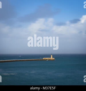 Wellenbrecher mit dem Leuchtturm, Fort St. Elmo, Grand Harbour, Malta Stockfoto