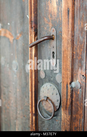 Altmodische Rusty lock in der alten Holztür Stockfoto