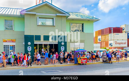 Grand Cayman, Cayman Islands, Touristen in George Town Port in der Karibik, Warteschlange erneut auf ihre Kreuzfahrt beginnen Stockfoto