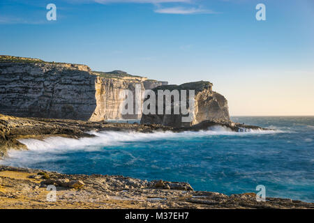 Insel Gozo Klippen mit Fungus Rock (kleine Insel) während der Frühling Sturm. Die Dwejra, maltesische Archipel Stockfoto