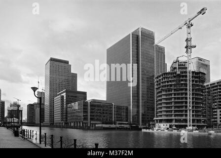 South Dock, Canary Wharf, London, Großbritannien, mit Gebäuden im Bau Stockfoto