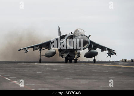 170511-N-LI 768-153 PAZIFISCHER OZEAN (11. Mai 2017) Ein AV-8B Harrier, zugeordnet zu den Grat Läufer der Marine Medium Tiltrotor Squadron (VMM) 163 (verstärkt), zieht aus der Flight Deck der Amphibisches Schiff USS Makin Island (LHD8). Der Makin Island Amphibious Ready Gruppe und 11 Marine Expeditionary Unit sind wieder in Südkalifornien von sieben - Monat der Bereitstellung in den USA 3., 5. und 7 Flotte Arbeitsgebiete. (U.S. Marine Foto von Mass Communication Specialist 3. Klasse Devin M. Langer) Harrier Piloten Durchführung Flugbetrieb in den Pazifischen Ozean von # FIRMA PACOM Stockfoto