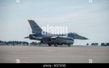 Us-Luftwaffe Kapitän Jakob Impellizzeri, ein Jagdgeschwader 14 F-16 Fighting Falcon Fighter Pilot, Taxis vor dem Take-off bei Kunsan Air Base, die Republik Korea, 16. Mai 2017. Aufgrund von routinemäßigen flightline Wartung, der 14 FS Kunsan bereitgestellt werden, die es ihnen ermöglichen, die Arbeiten fortzusetzen, damit Sicherheit und Stabilität in der gesamten Indo-Asia-Pazifik-Region. (U.S. Air Force Foto von älteren Flieger Bretagne A. Chase) 14 Fighter Squadron surge erweist sich als regionaler Interoperabilität, Sicherheit durch # FIRMA PACOM Stockfoto